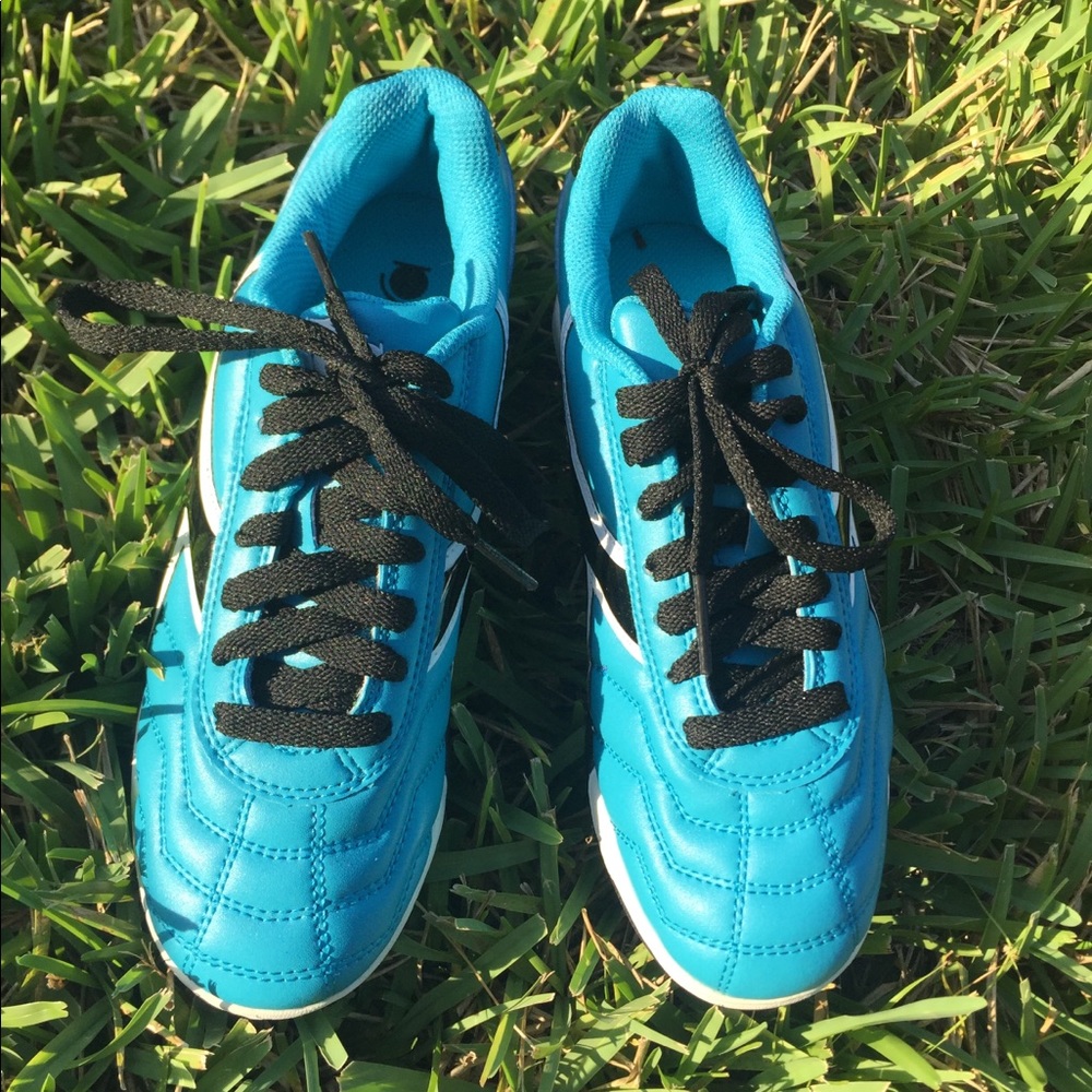 Diadora Women’s Capitano Turf soccer shoes  NEW